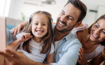 Une famille avec les parents et une fillette dans leur appartement.