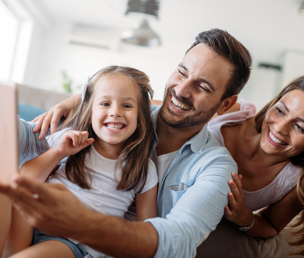 Une famille avec les parents et une fillette dans leur appartement.