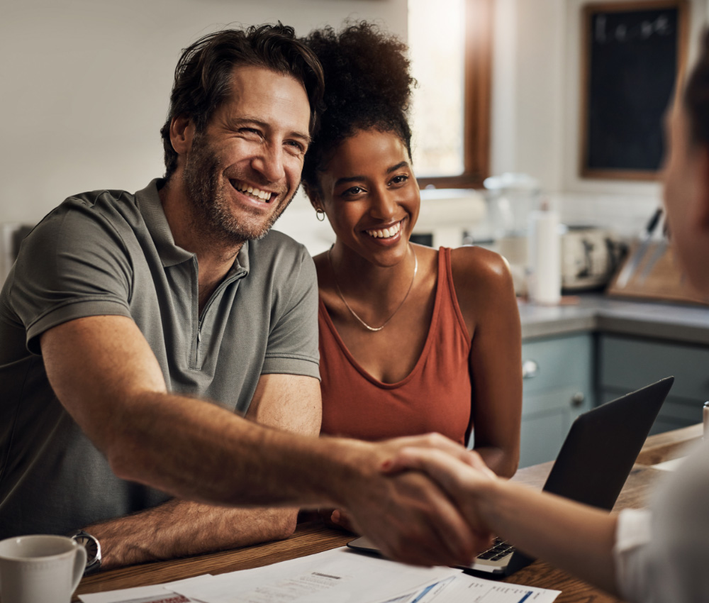 Un couple de trentenaires (jeunes) évoquant leur Plan Épargne Retraite