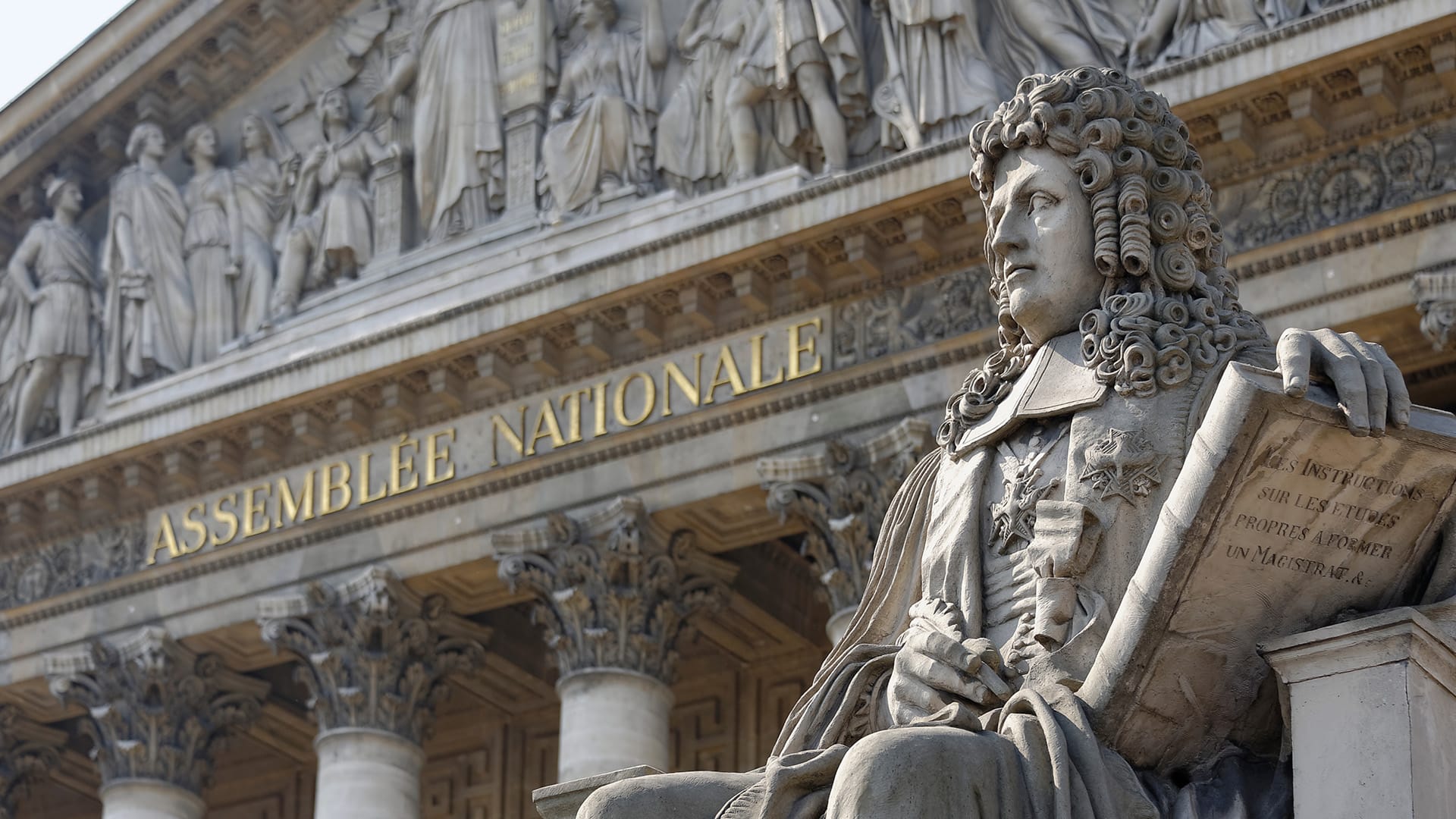 Devanture de l'Assemblée Nationale où pourrait se décider une augmentation des droits de mutation