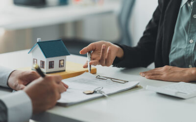 Client faisant le point sur le marché de l'immobilier en France avec son conseiller en gestion de patrimoine