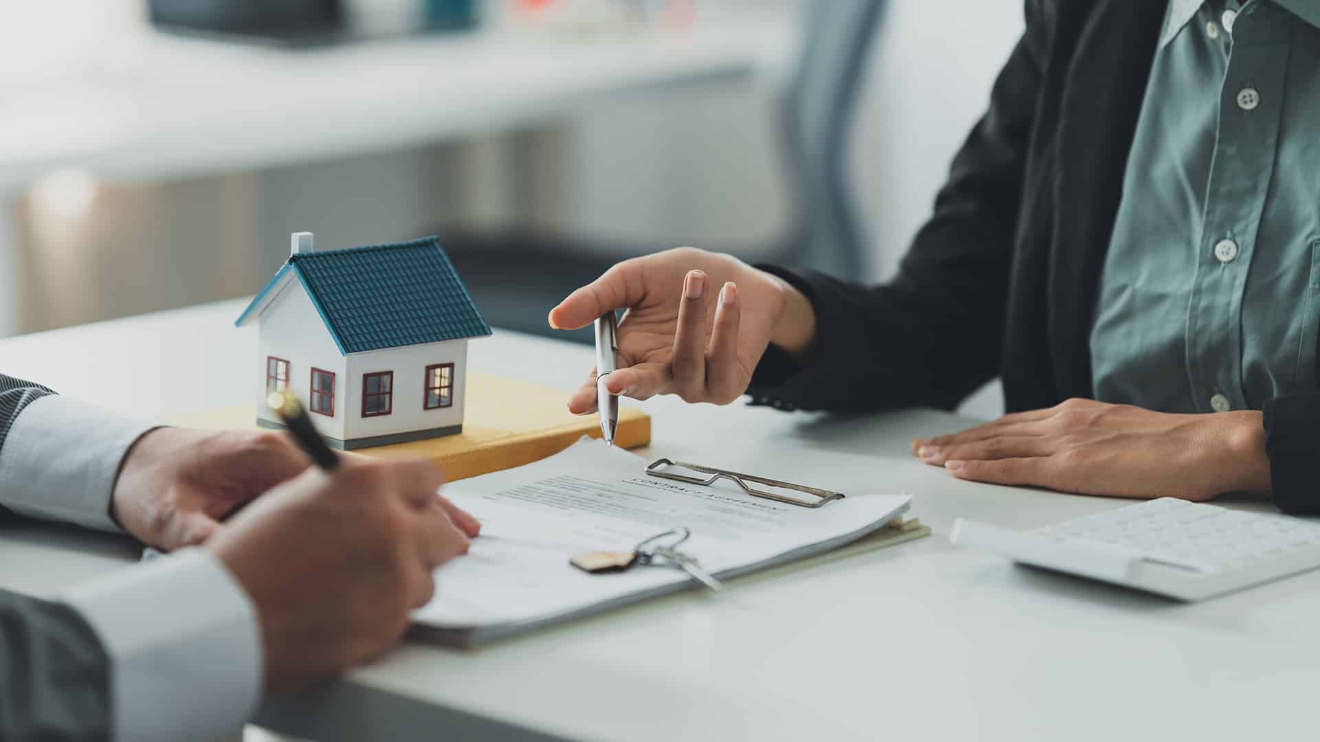 Client faisant le point sur le marché de l'immobilier en France avec son conseiller en gestion de patrimoine