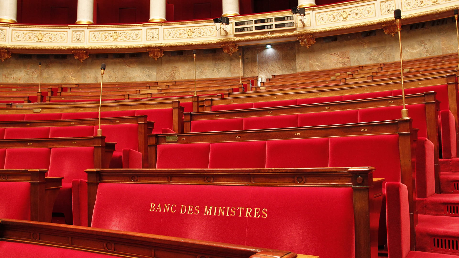 Bancs des ministres à l'Assemblée Nationale en vue du projet de loi de finances 2025