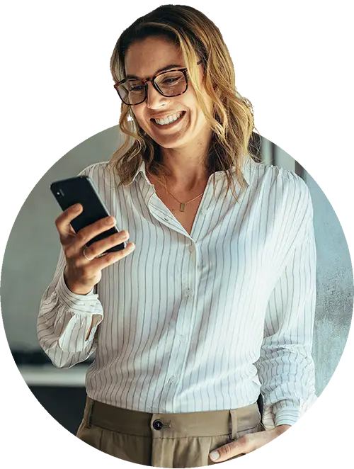 Une femme regardant l'évolution de son épargne et de ses placements sur son téléphone Une femme regardant l'évolution de son épargne et de ses placements sur son téléphone