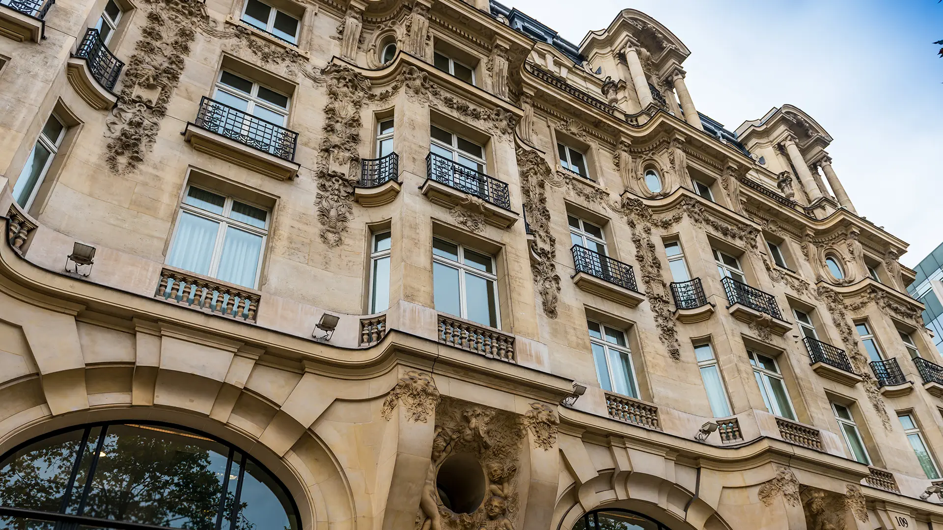 Bel image d'un magnifique immeuble en pierre de taille à Paris