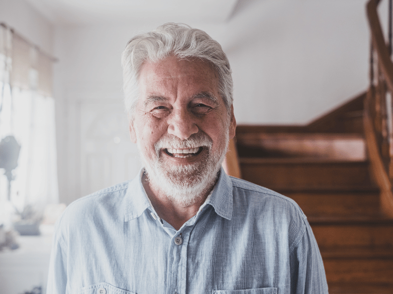 Homme souriant