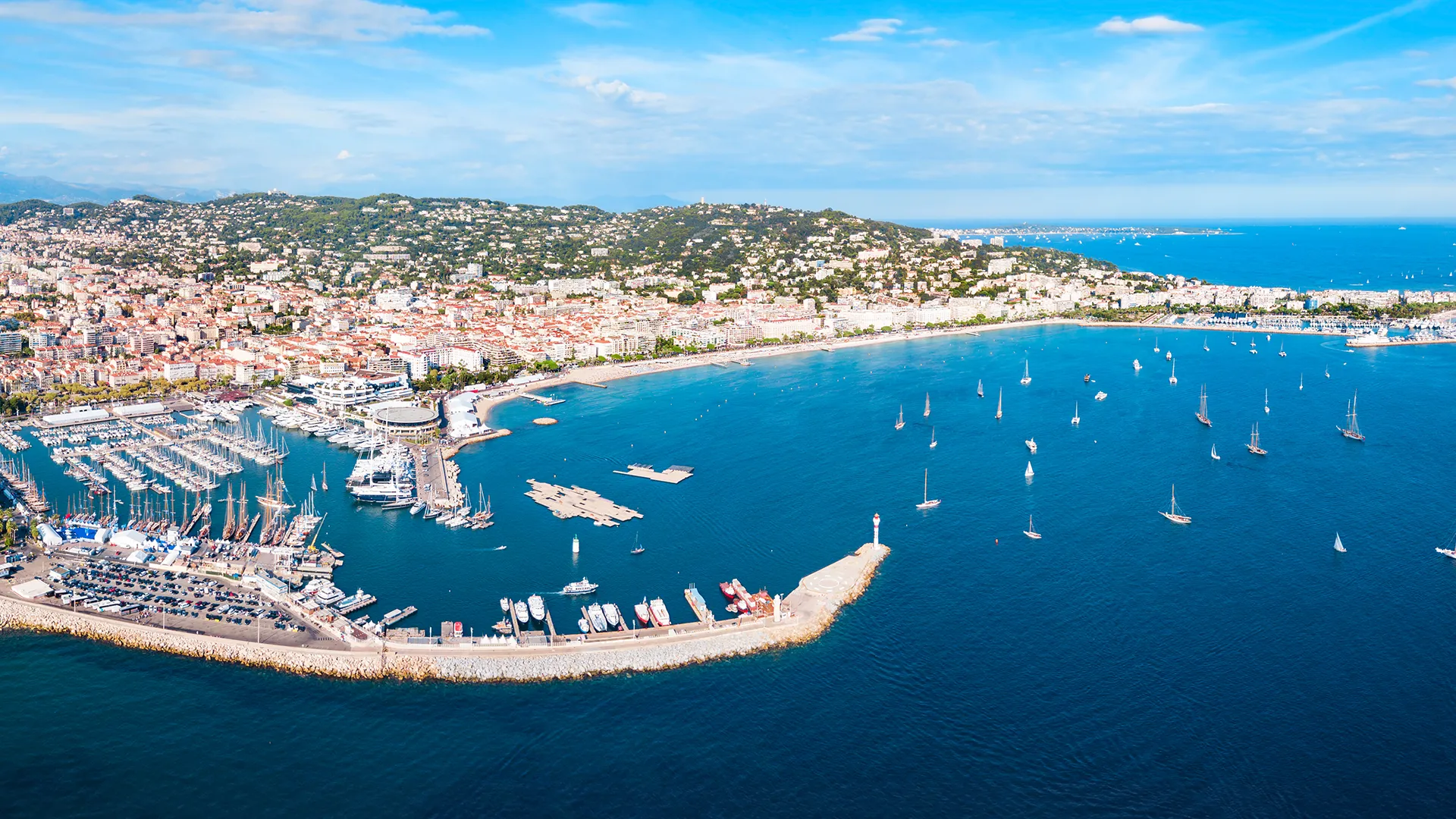 Port et plage de Cannes en vue aérienne depuis la mer Port et plage de Cannes en vue aérienne depuis la mer