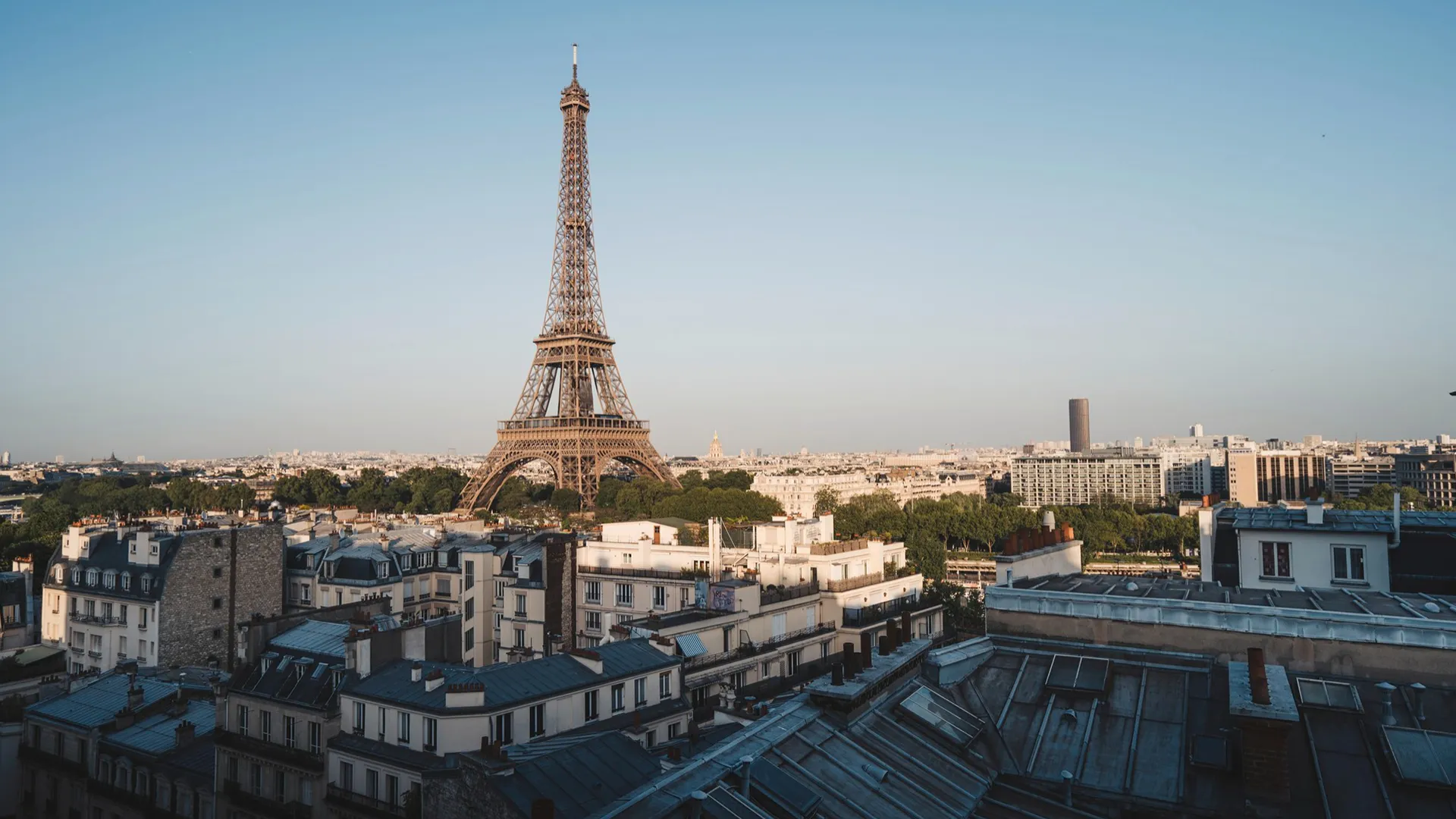Vue de Paris sur la Tour Eiffel, depuis un immeuble proche du Champs de Mars