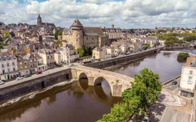 Le Vieux Pont et le château médiéval de Laval au bord de la rivière Mayenne