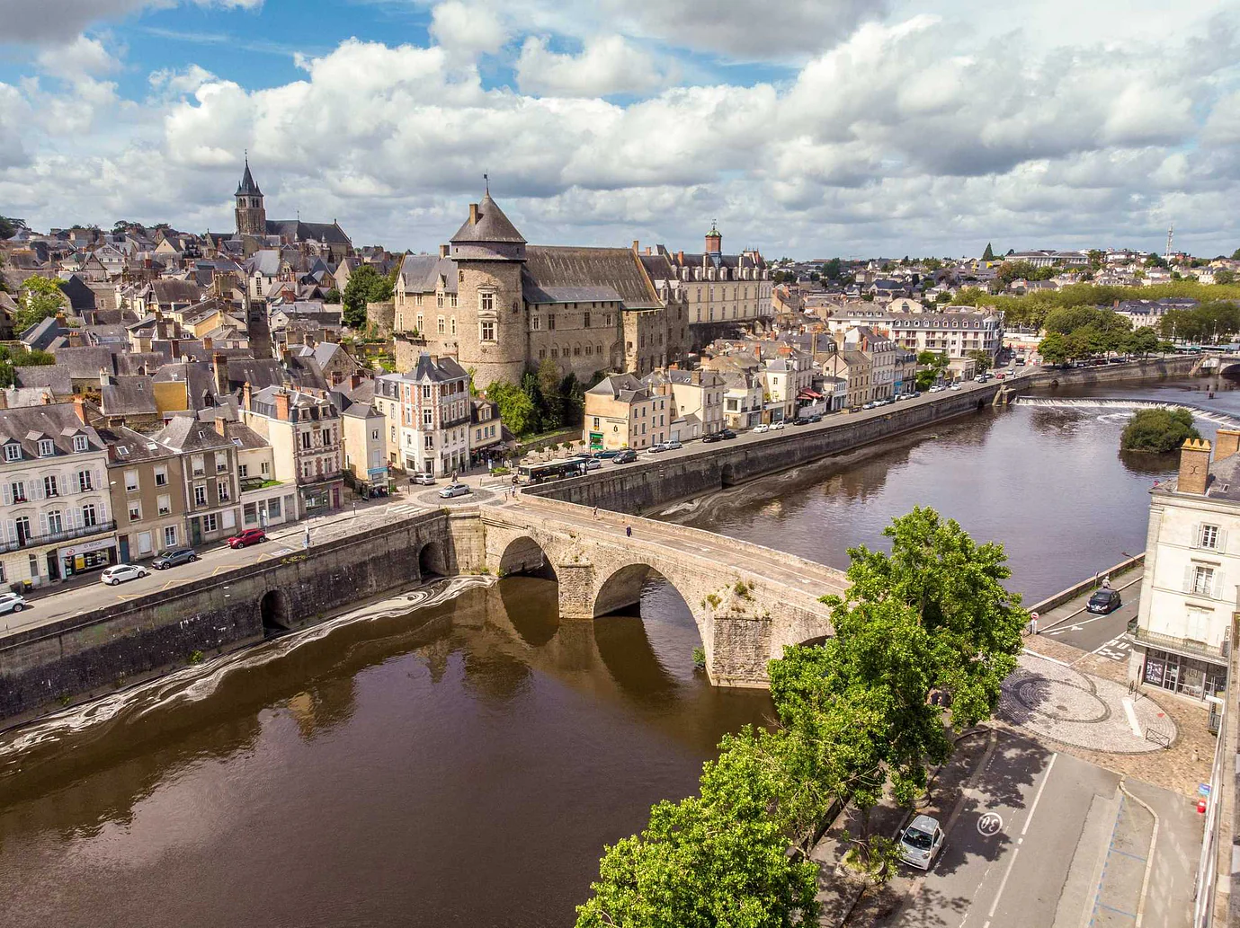 Investissement locatif à Laval en 2026 Le Vieux Pont et le château médiéval de Laval au bord de la rivière Mayenne