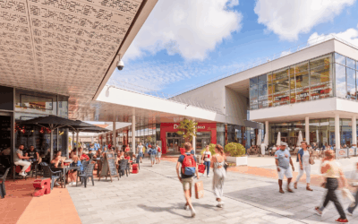 Centre-ville piéton de Saint-Nazaire avec commerces et passants