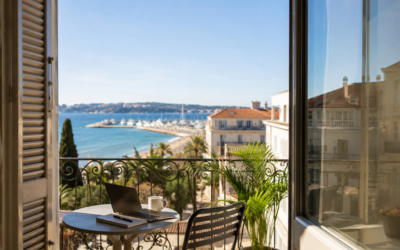 Vue de la Croisette à Cannes en fin de saison touristique, illustrant le bilan d'une location saisonnière